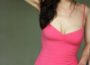 Le sexe fourni d'une belle femme à demi nue
