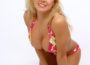 Belle femme cougar en maillot de bain style bikini
