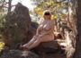 Belle cougar corse dans un camp de naturiste